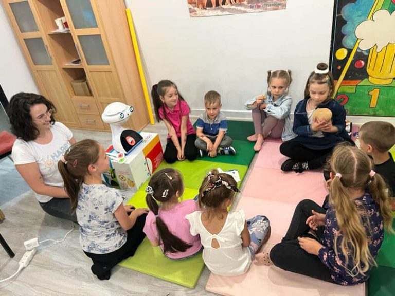 Kursy języka angielskiego z robotem interaktywnym Emysem doi nauki języka w Gorzowie i Legnicy