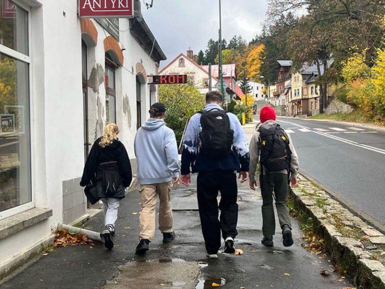 Dzieci idące do Happy School szkoła angielskiego