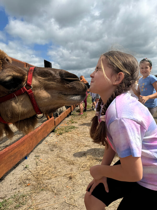 Dzieci odwiedzają zoo półkolonie w Gorzowie Wielkopolskim i Legnicy dla dzieci