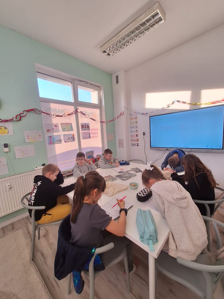 Szkoła języka angielskiego Legnica – dzieci podczas zajęć w Happy School